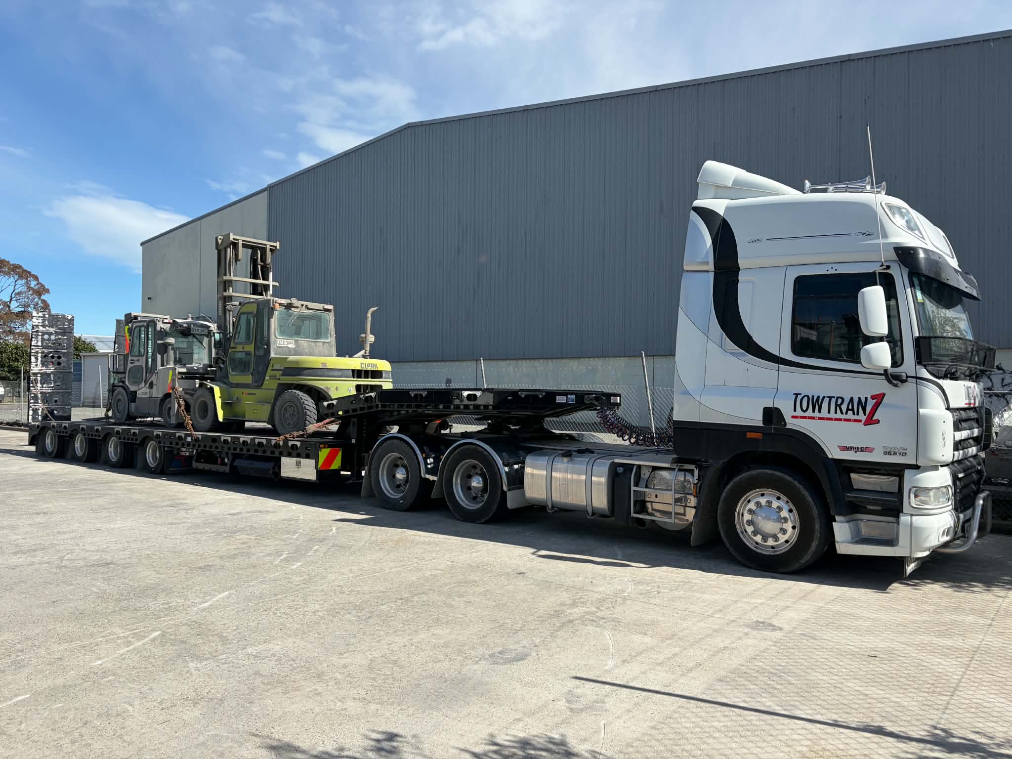 TowTranz heavy recovery truck for towing and vehicle recovery